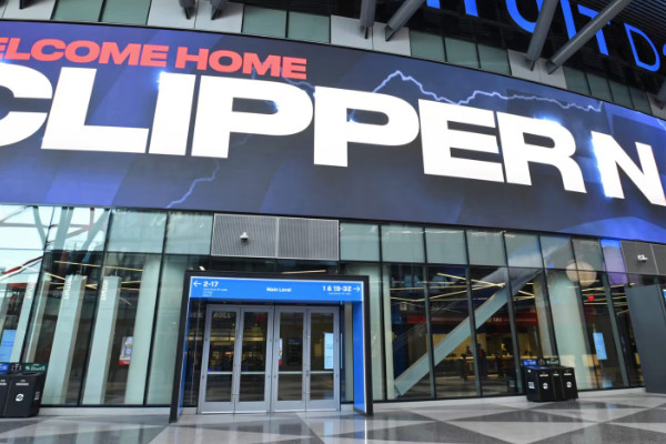 快船队20亿美元的Intuit Dome球馆首亮相，厕所竟成亮点！