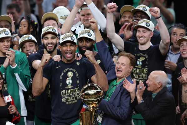 回顾凯尔特人18冠辉煌史：从拉塞尔到塔图姆，传奇永不落幕！