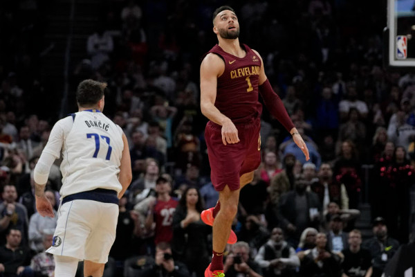 骑士队斯特鲁斯脚踝扭伤，预计错过2024-25赛季的开始