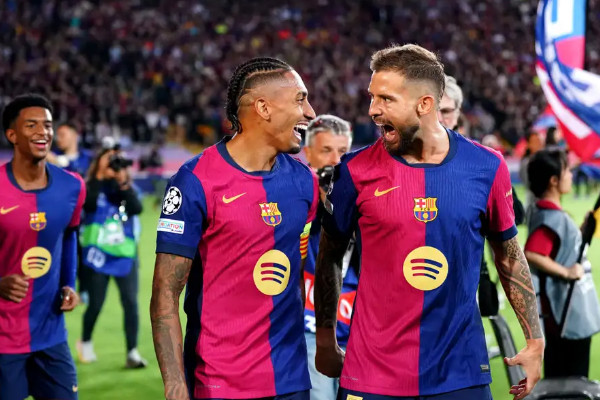 巴塞罗欧冠 4-1 大胜拜仁，拉菲尼亚上演帽子戏法！