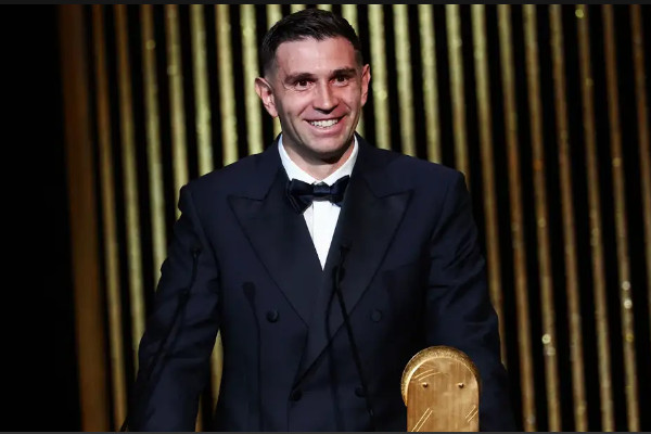 二度封神!马丁内斯再次捧起雅辛奖,续写传奇!