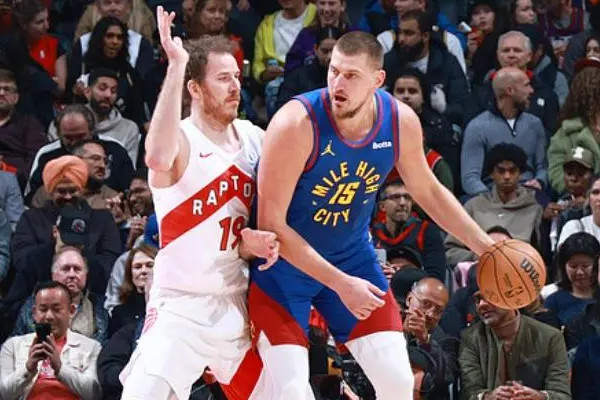 约基奇带领掘金队127-125逆转猛龙队，取得赛季首胜！