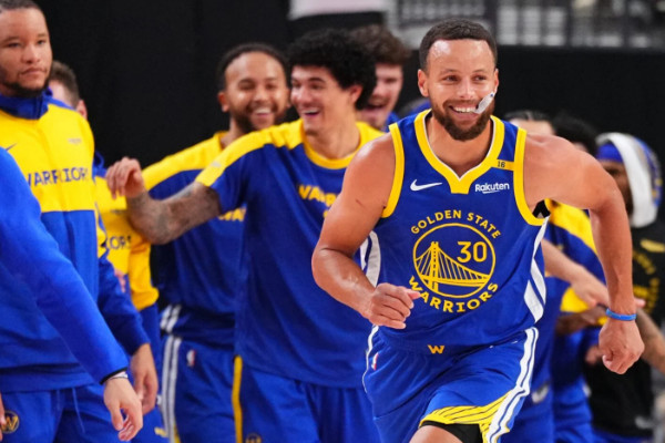 勇士队斯蒂芬·库里复出迎战奇才，能否续写传奇？