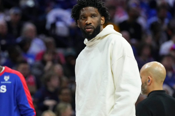 76人队因恩比德推搡记者遭禁赛三场！