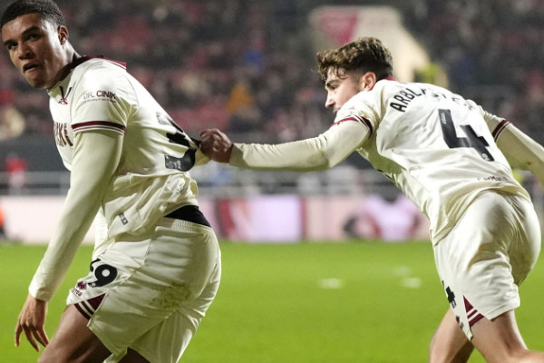 谢菲尔德联队2-1逆转布里斯托尔城，戏剧性夺冠！