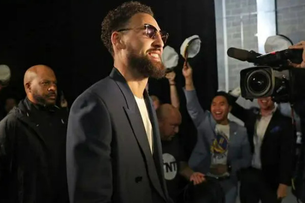 克莱·汤普森重返湾区，勇士球迷热情致敬传奇！