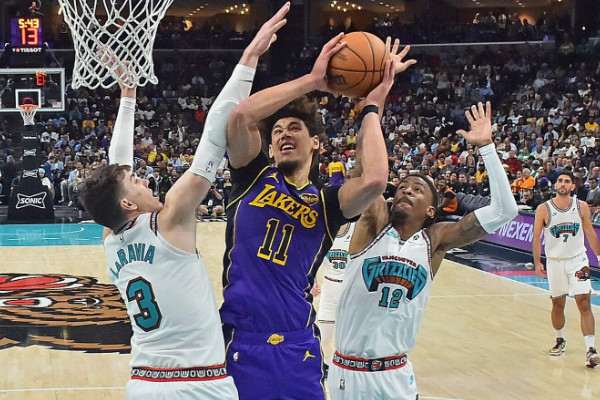 海耶斯扭伤脚踝，湖人内线告急！