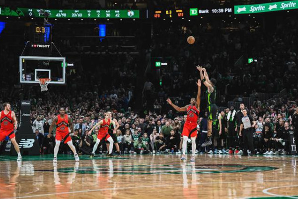 塔图姆加时压哨三分！助凯尔特人险胜猛龙