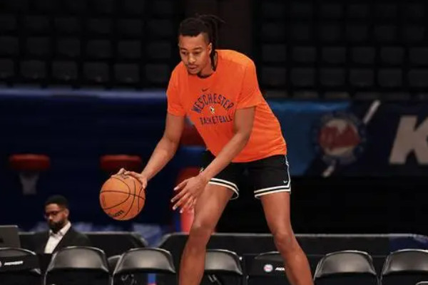 步行者队面临中锋困境，紧急签约摩西·布朗救急