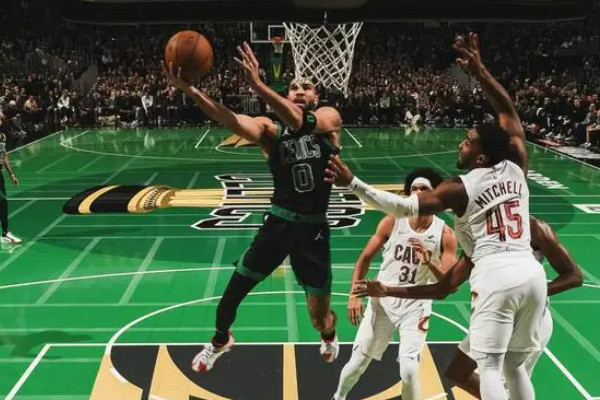 卫冕冠军凯尔特人终结骑士队连胜记录，展现强大实力！