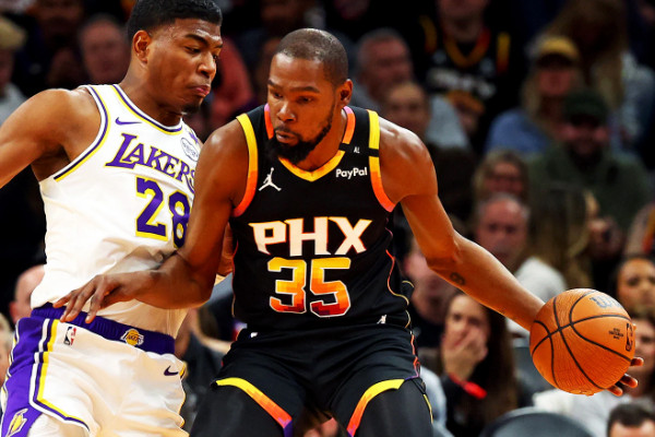 太阳三巨头合体127-100击败湖人队！